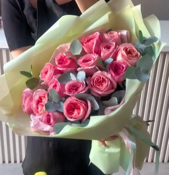 Букет из пионовидных роз и эвкалипта Шепот пиона