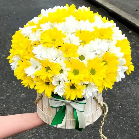 Букет из желтых и белых хризантем в коробке Летний вайб