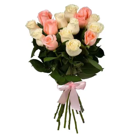 Букет из белых и розовых роз под ленту 