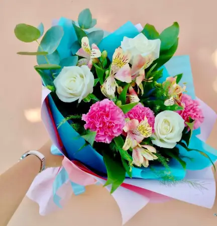 Букет из белых роз, альстромерий, эустом и гвоздик Музыка души