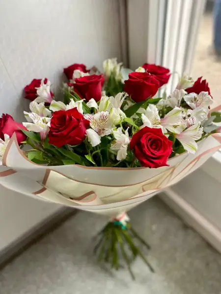 Букет из красных роз и альстромерий Манящий