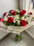 Букет из красных роз и альстромерий Манящий