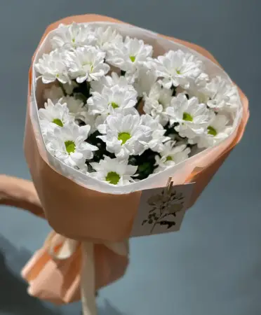 Букет из белых кустовых хризантем Маленькое лето