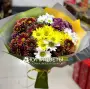 Букет из желтых, белых и бордовых хризантем Яркие мысли