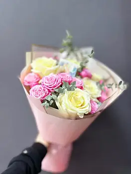 Букет из желтых и розовых роз Романтика