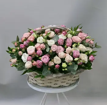 Корзина из кустовых роз и эустомы Мелани