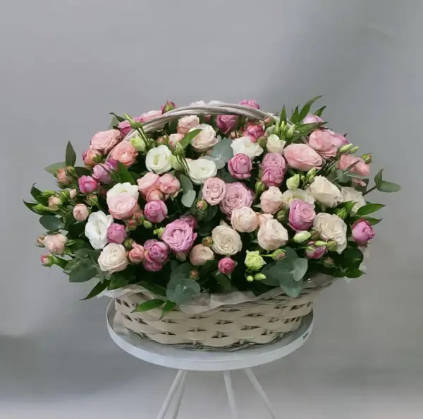 Корзина из кустовых роз и эустомы Мелани