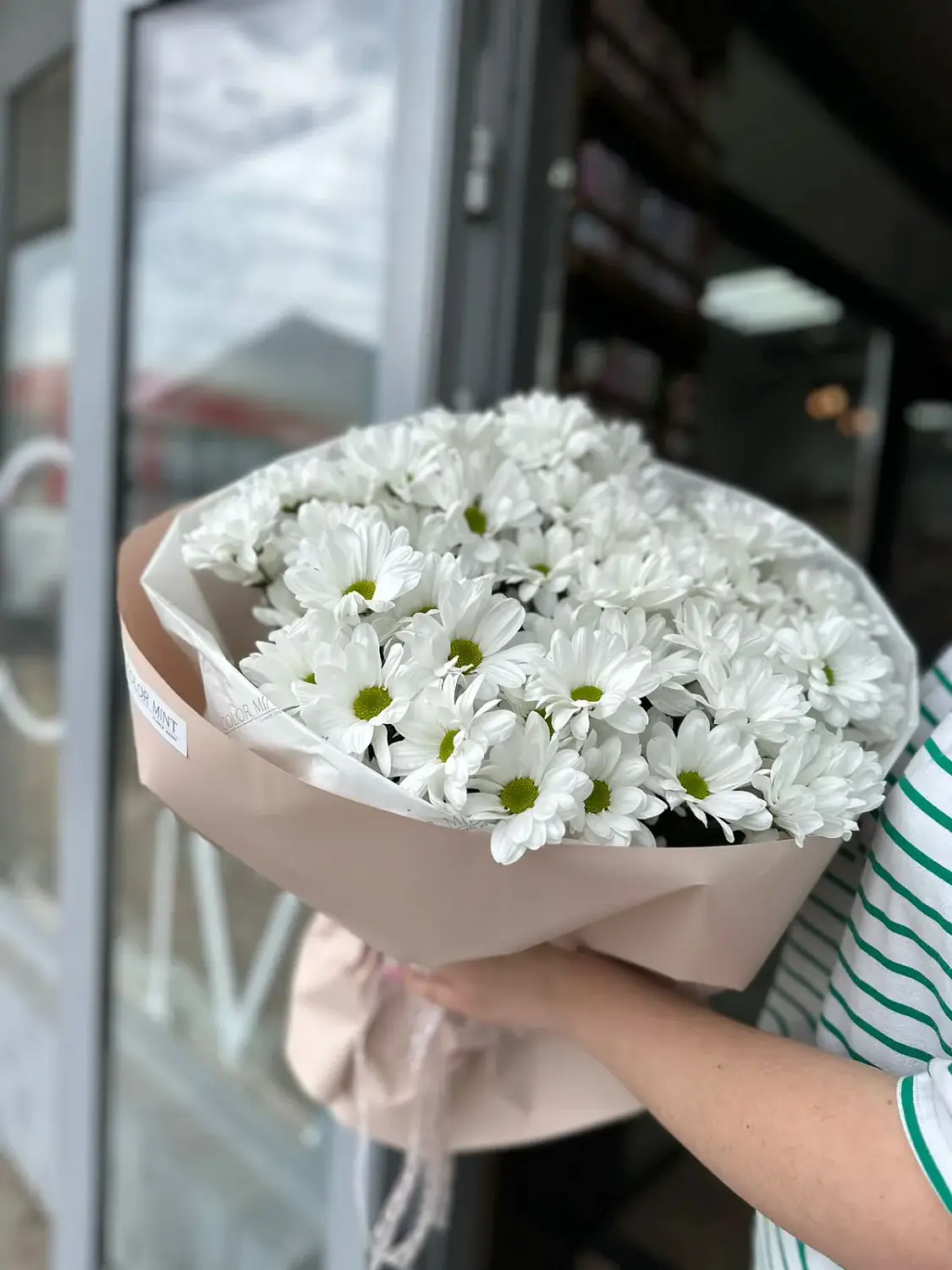 Букет из ромашковых хризантем Ромашковый презент