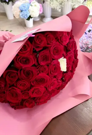 Букет красных и белой розы Моя единственная