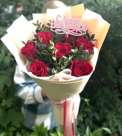 Букет из красных роз с топпером С праздником