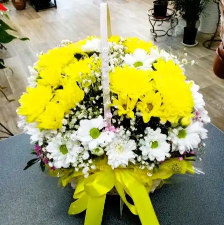 Корзина из желтых и белых кустовых хризантем