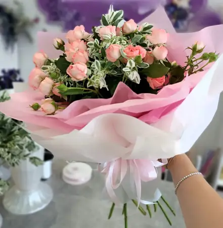 Букет из розовых кустовых роз и питтоспорума Путешествие в садах