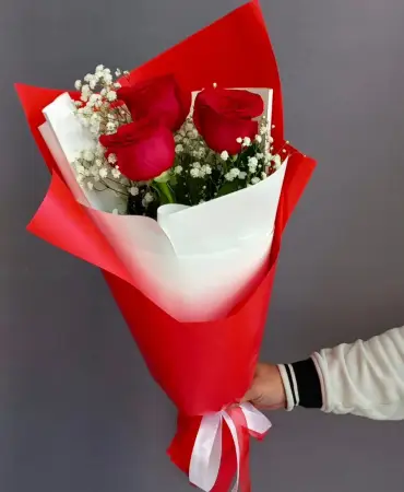 Букет из красных роз и гипсофилы Король вечеринок