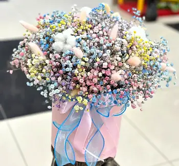 Композиция из разноцветной гипсофилы в коробке Радужные облака