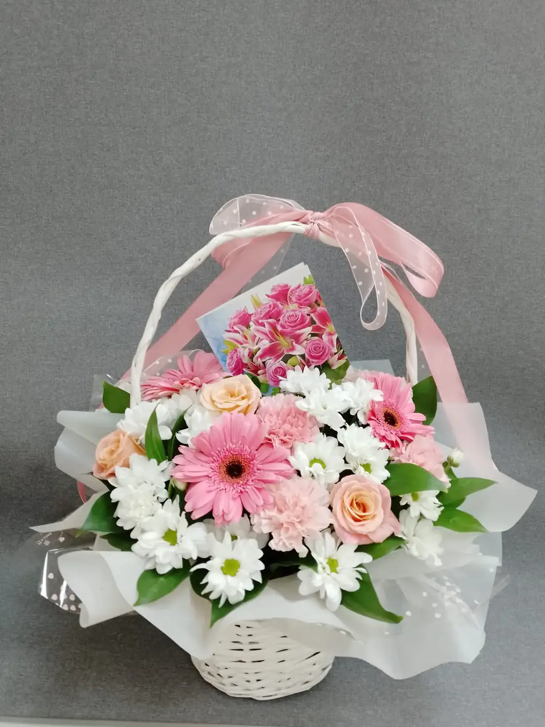 Корзинас герберами и хризантемами Сад радости