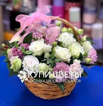 Корзина из белых роз и эустом Летняя Мелодия