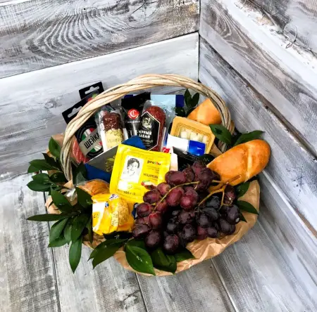 Колбасная корзина № 7 с мясными деликатесами, виноградом и сыром
