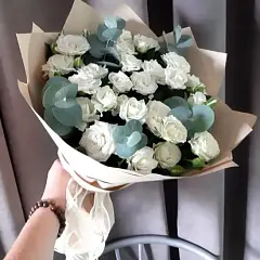 Букет из белых кустовых роз