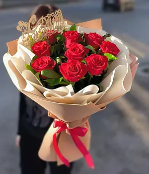 Букет из красных роз с зеленью Лучший праздник