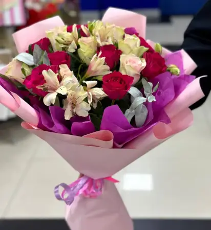 Букет из красных роз и альстромерий Танго роз и альстромерий