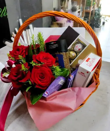 Подарочная корзина с розами, кофе и конфетами 