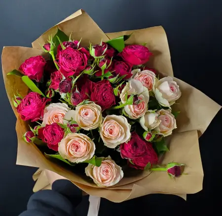 Букет из розовых кустовых роз Ягодный сбор