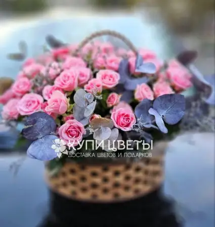 Корзина из кустовых роз и эвкалипта Драгоценный Дар