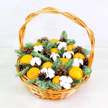 Корзина с мандаринами и хвоей Цитрусовая радость