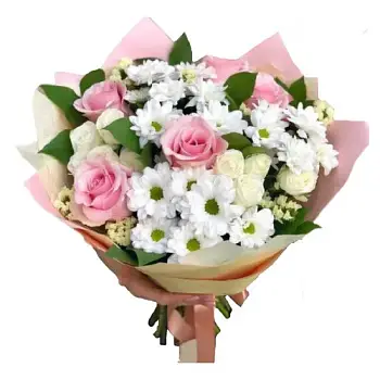 Букет из розовых роз и хризантем Очаровательный