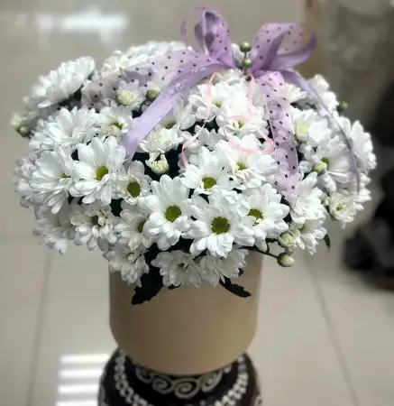 Букет из белых ромашковых кустовых хризантем в шляпной коробке Ромашковый рай