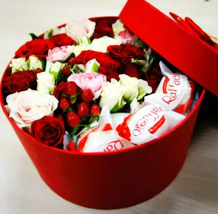 Коробка с розами и конфетами Рафаэлло Волшебный сюрприз