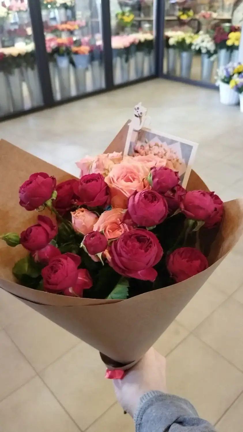 Букет из розовых кустовых роз Ягодный сбор