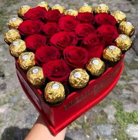 Подарочный набор с розами и конфетами FERRERO ROCHER в коробке Классика романтики