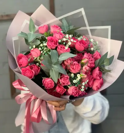 Букет из кустовых роз и гипсофилы Сердечное признание