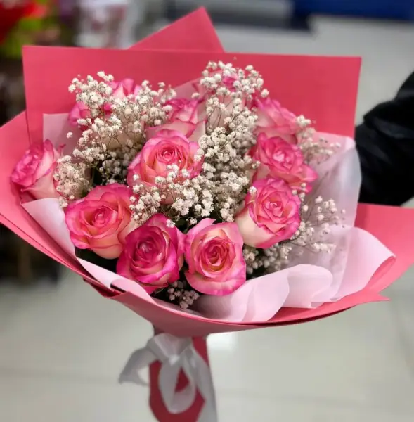 Букет из розовых роз и гипсофилы Нежный букет