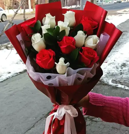 Букет из красных и белых роз Ароматы любви