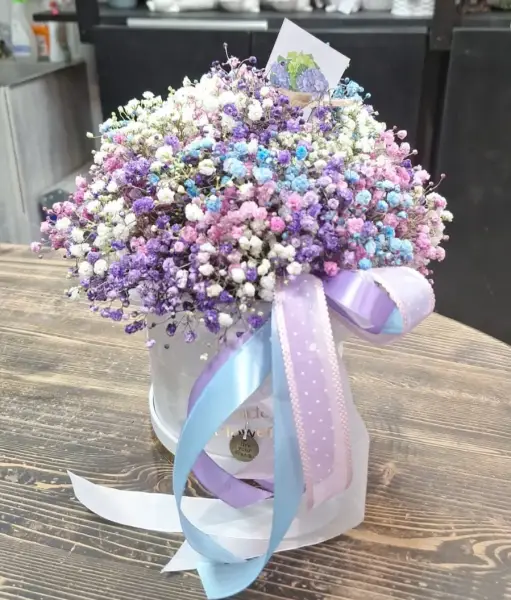 Букет из гипсофилы в шляпной коробке В Космосе