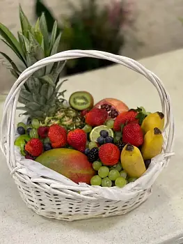 Фруктовая корзин с ананасом, манго и клубникой
