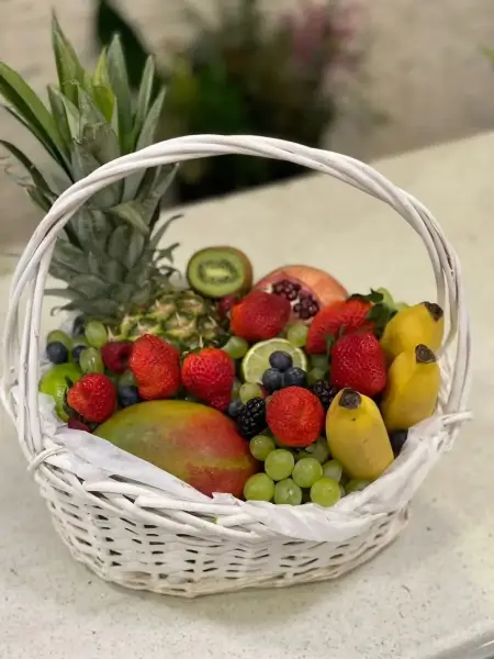 Фруктовая корзин с ананасом, манго и клубникой