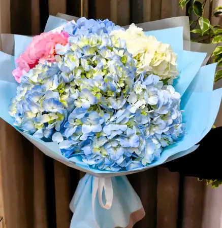 Букет из голубых и розовых гортензий Океан эмоций