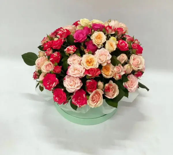 Кутстовые розы в шляпной коробке Созвездие
