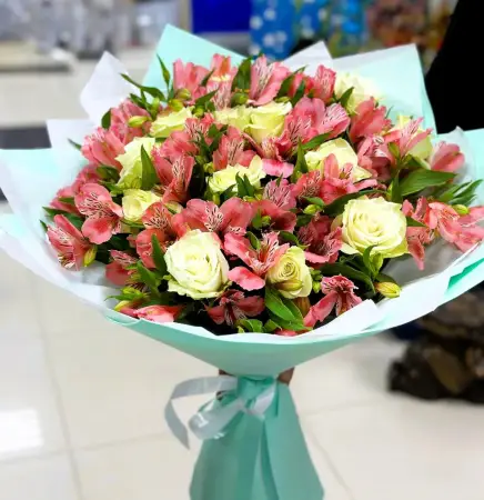 Букет из розовых альстромерий и роз Тепло солнца