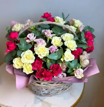Корзина из разноцветных кустовых роз Лесная сказка