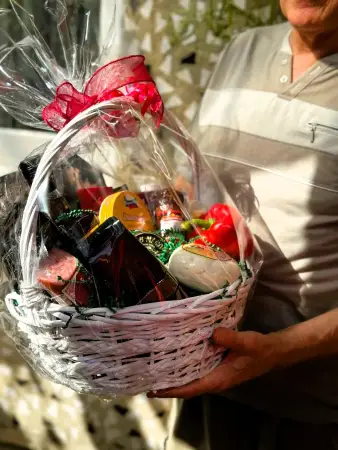 Корзина для мужчин с сырами, колбасой и кофе