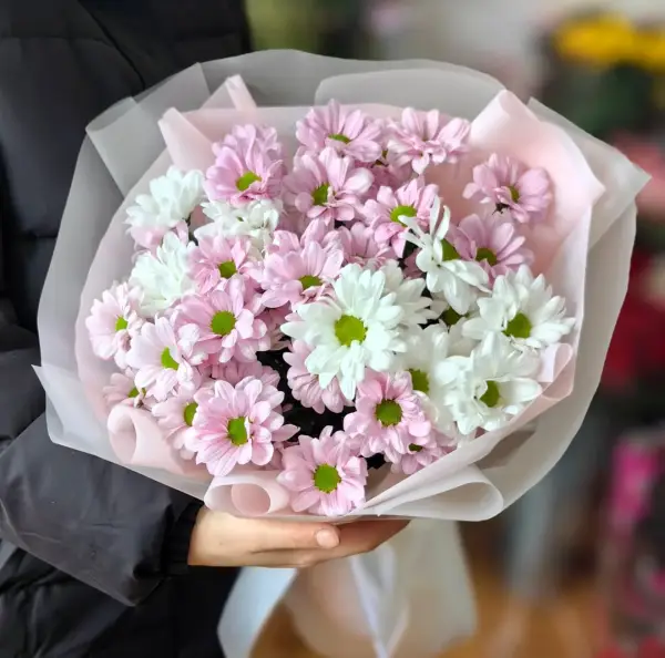 Букет из розовых и белых хризантем Искренняя симпатия