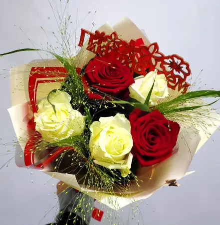 Букет из красных и белых роз Яркое поздравление