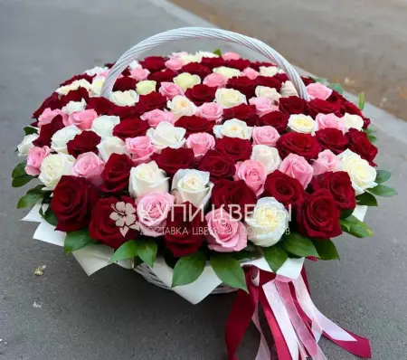  Корзина из 101 разноцветной розы 