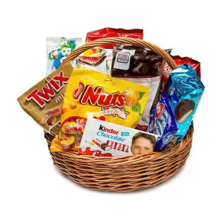 Корзина с конфетами и шоколадом 
