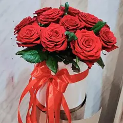 Шляпная коробка из красных роз
