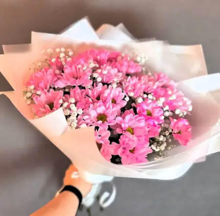 Букет из кустовых хризантем и гипсофилы Розовая мечта